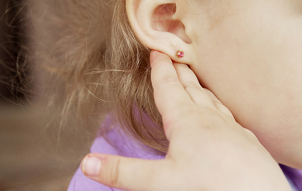 Как прокалывать уши ребёнку?