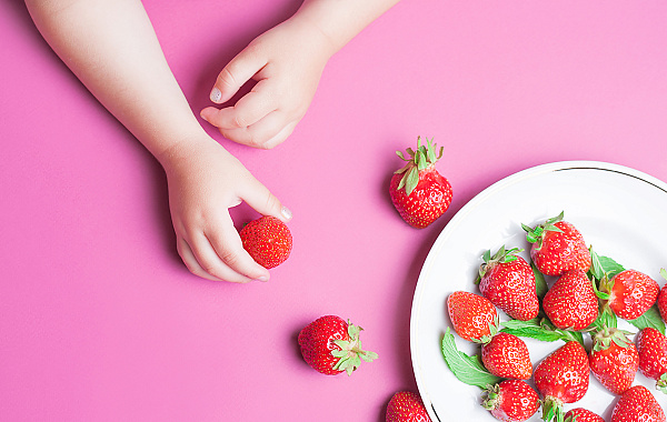 Как давать ребёнку ягоды